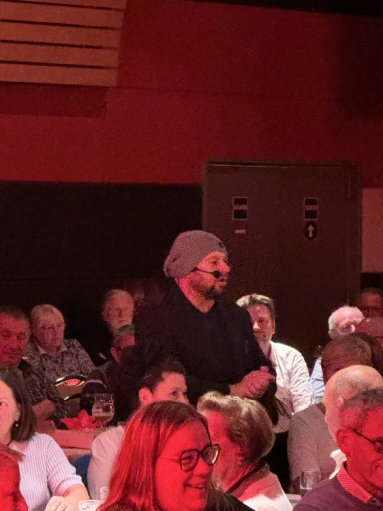 Inno treedt op in Brugge en loopt rond tussen het publiek in de zaal.